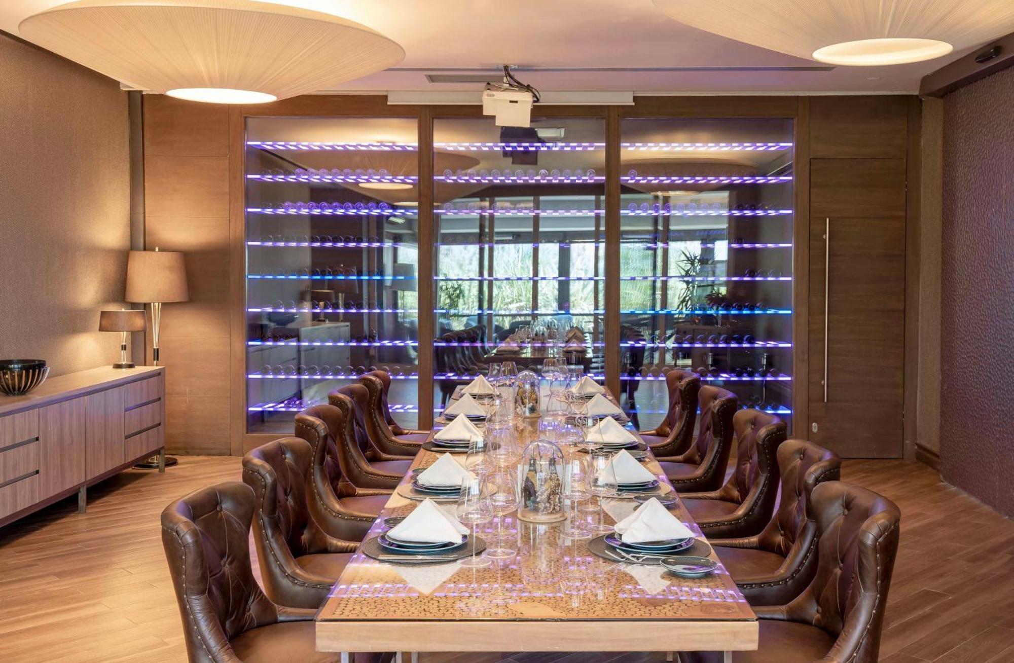 Radisson Blu Hotel Istanbul Ottomare Exterior foto The private dining room at the restaurant