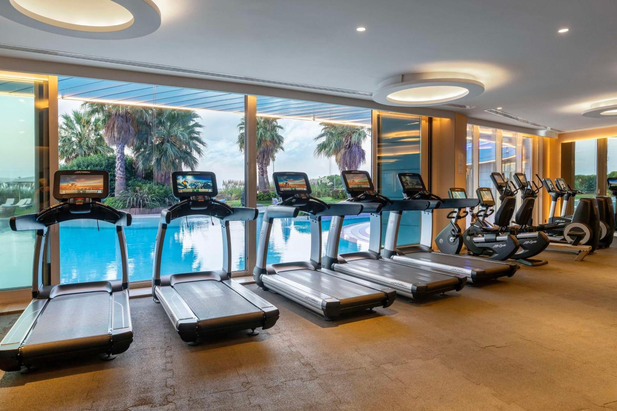 Radisson Blu Hotel Istanbul Ottomare Exterior foto The gym at the hotel