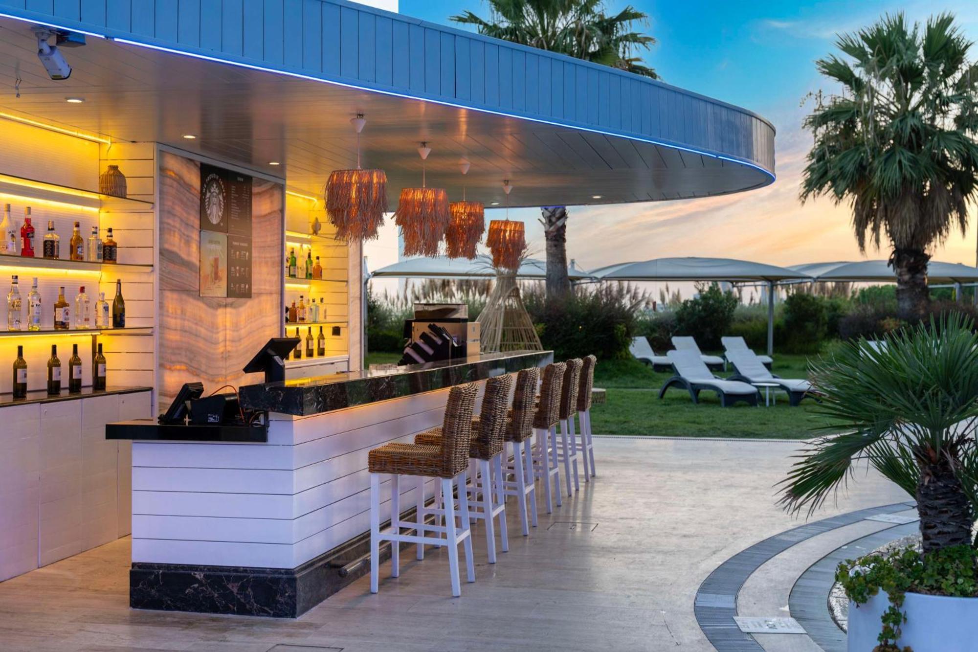 Radisson Blu Hotel Istanbul Ottomare Exterior foto The bar at the pool